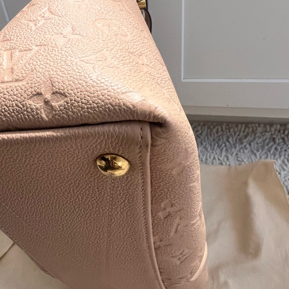 Louis Vuitton V tote MM - Picture 7 of 14